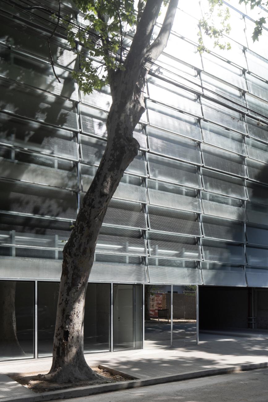 Parking garage with mesh along the facade